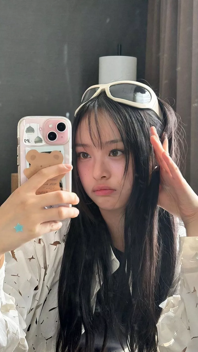 Ảnh Hanni Trong Trang Phục Đời Thường Đơn Giản Ảnh Hanni Trong Trang Phục Đời Thường Đơn Giản