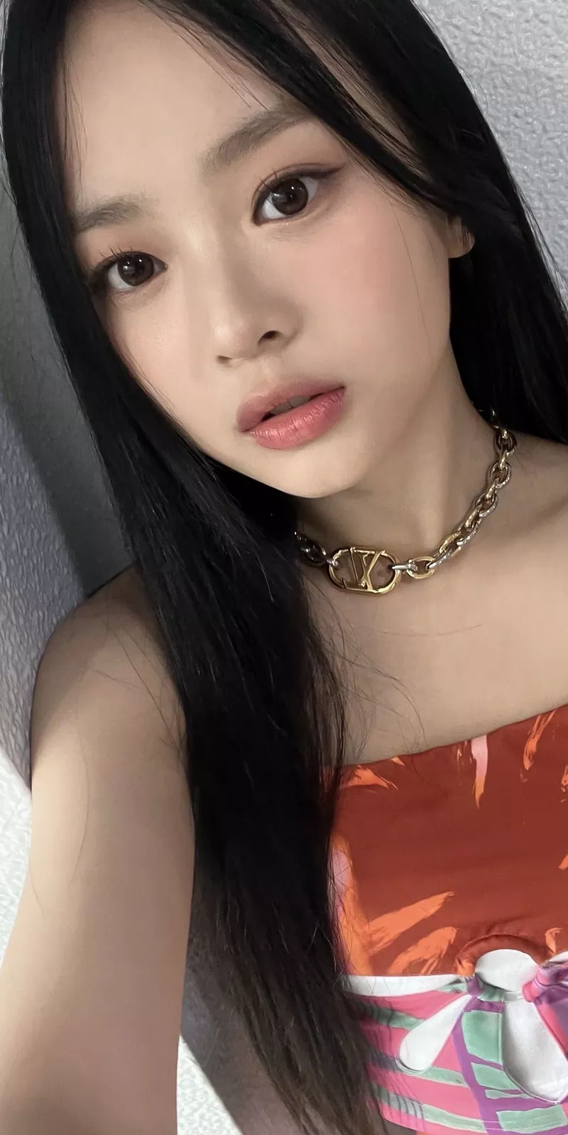 Ảnh Hanni Với Biểu Cảm Đáng Yêu Và Tự Nhiên Ảnh Hanni Với Biểu Cảm Đáng Yêu Và Tự Nhiên