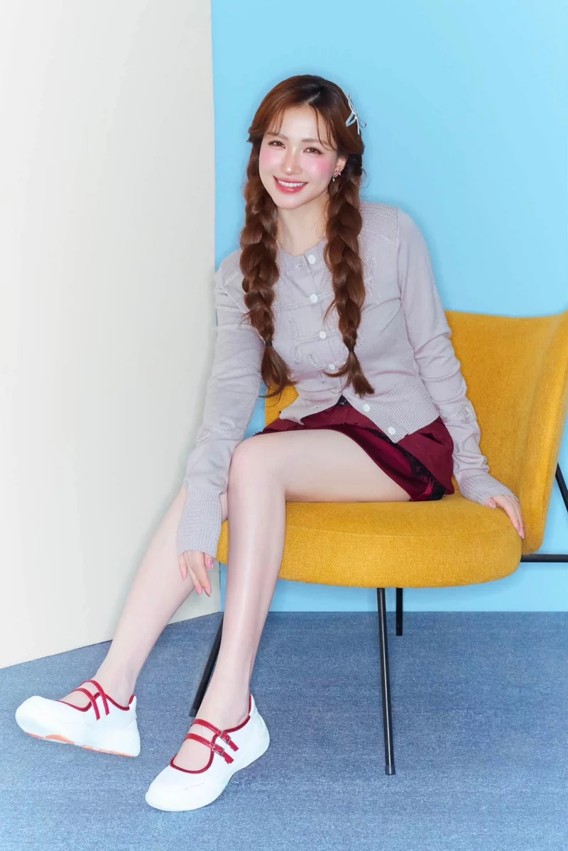 Ảnh Hòa Minzy cuốn hút với biểu cảm tự tin và rạng rỡ