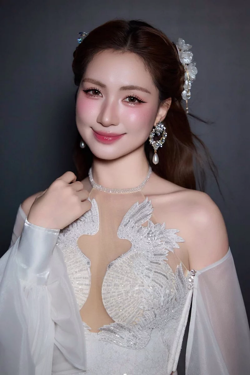 Ảnh Hòa Minzy cuốn hút với phong cách thời trang sang trọng