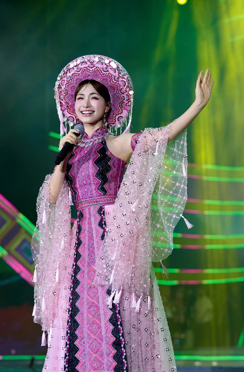 Ảnh Hòa Minzy đẹp nổi bật trong những góc chụp cận mặt