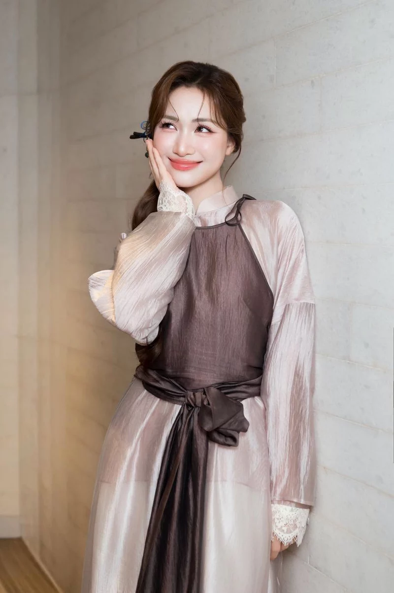 Ảnh Hòa Minzy duyên dáng với trang phục thời trang nổi bật