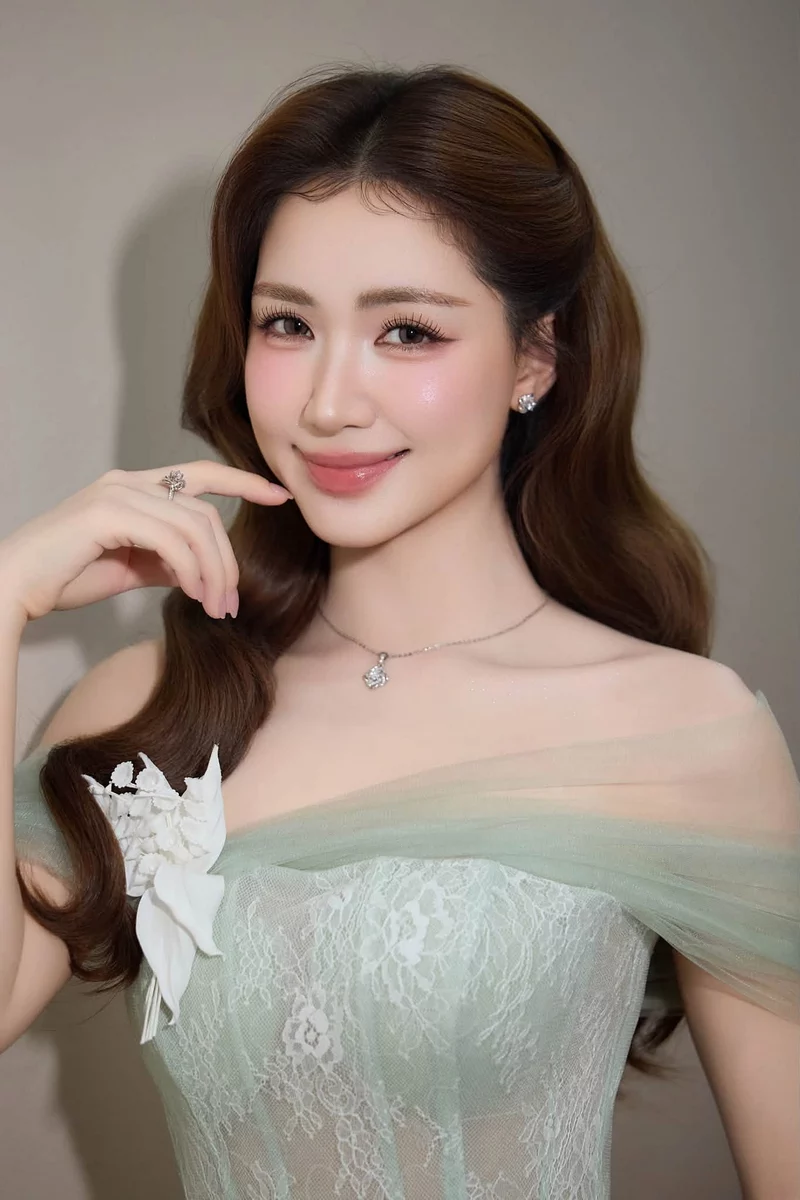 Ảnh Hòa Minzy khoe thần thái rạng rỡ trong từng khung hình