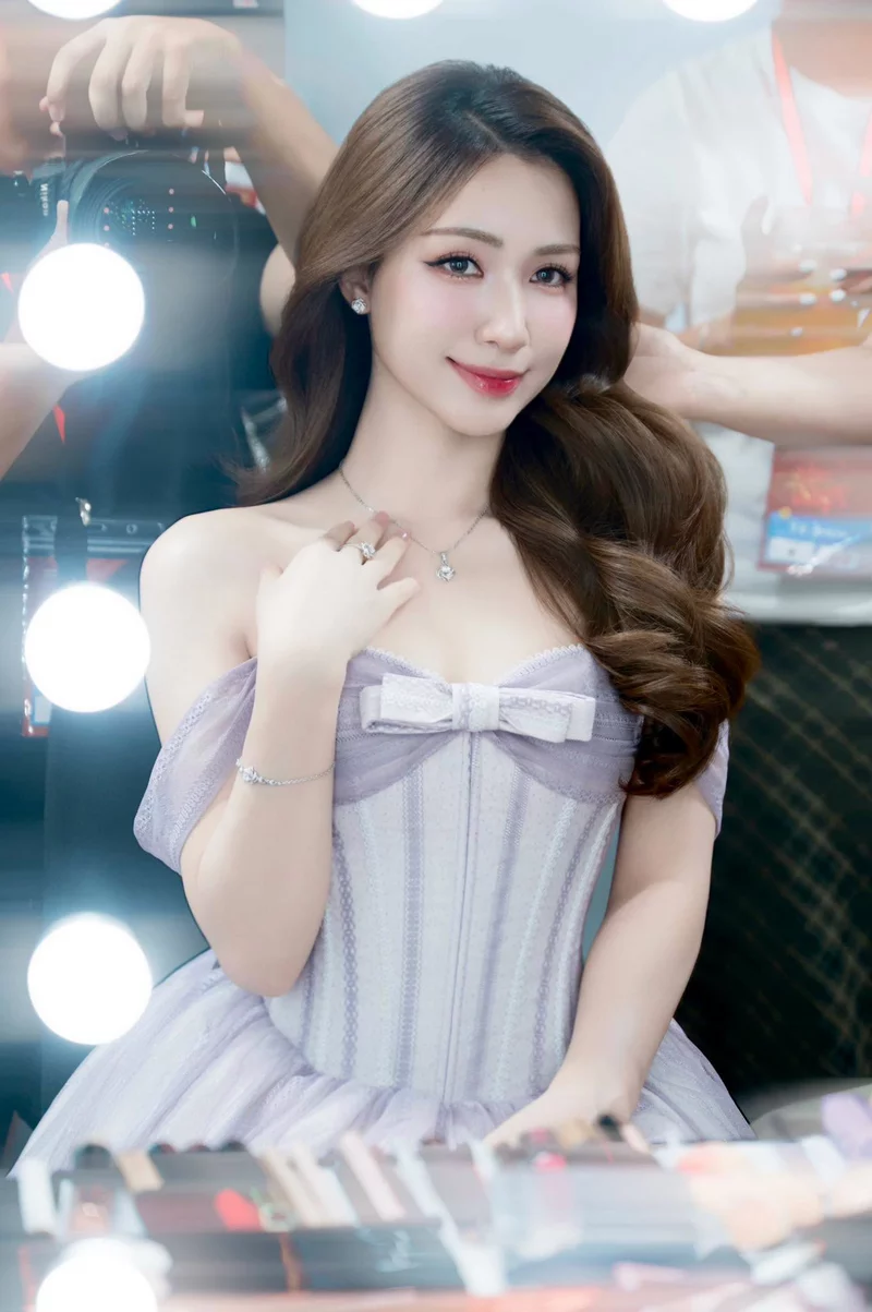 Ảnh Hòa Minzy ngọt ngào trong phong cách thời trang nữ tính
