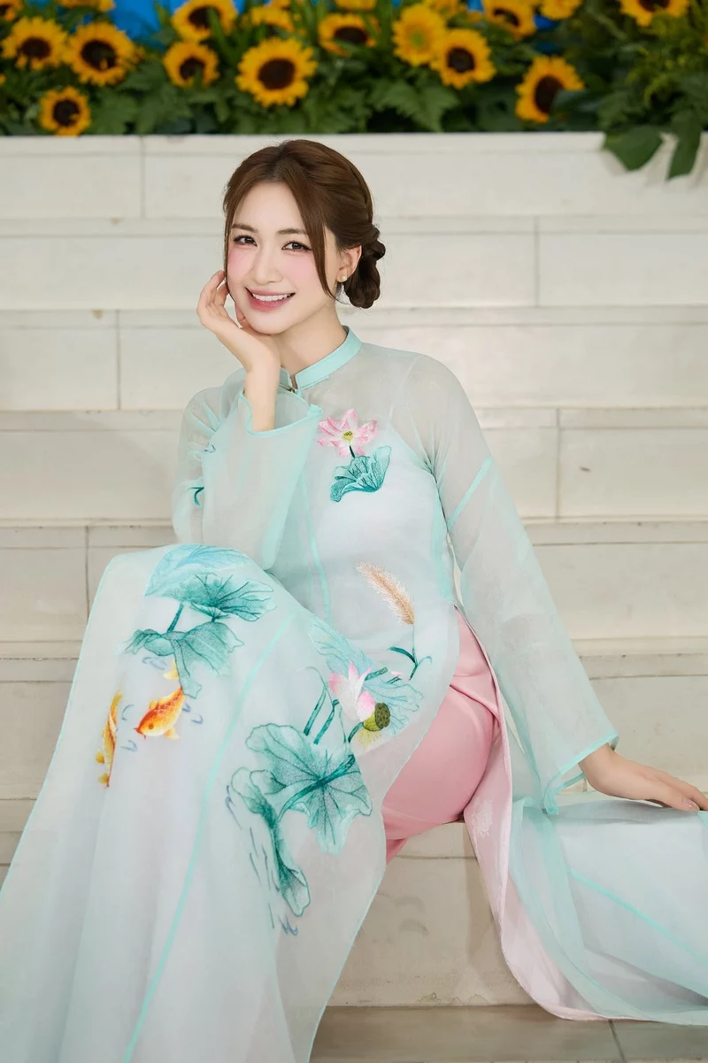 Ảnh Hòa Minzy nổi bật cùng mái tóc và diện mạo đầy sức sống