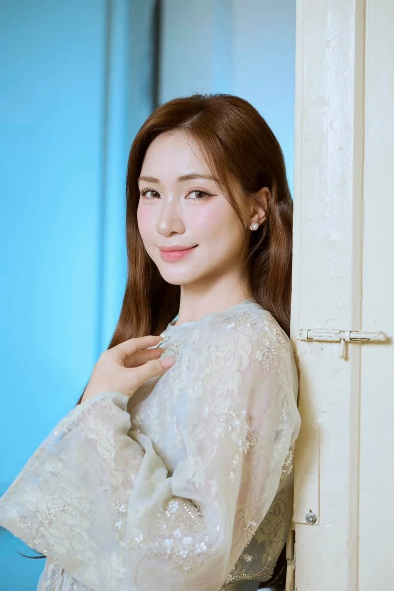 Ảnh Hòa Minzy nổi bật trong những bộ trang phục thanh lịch
