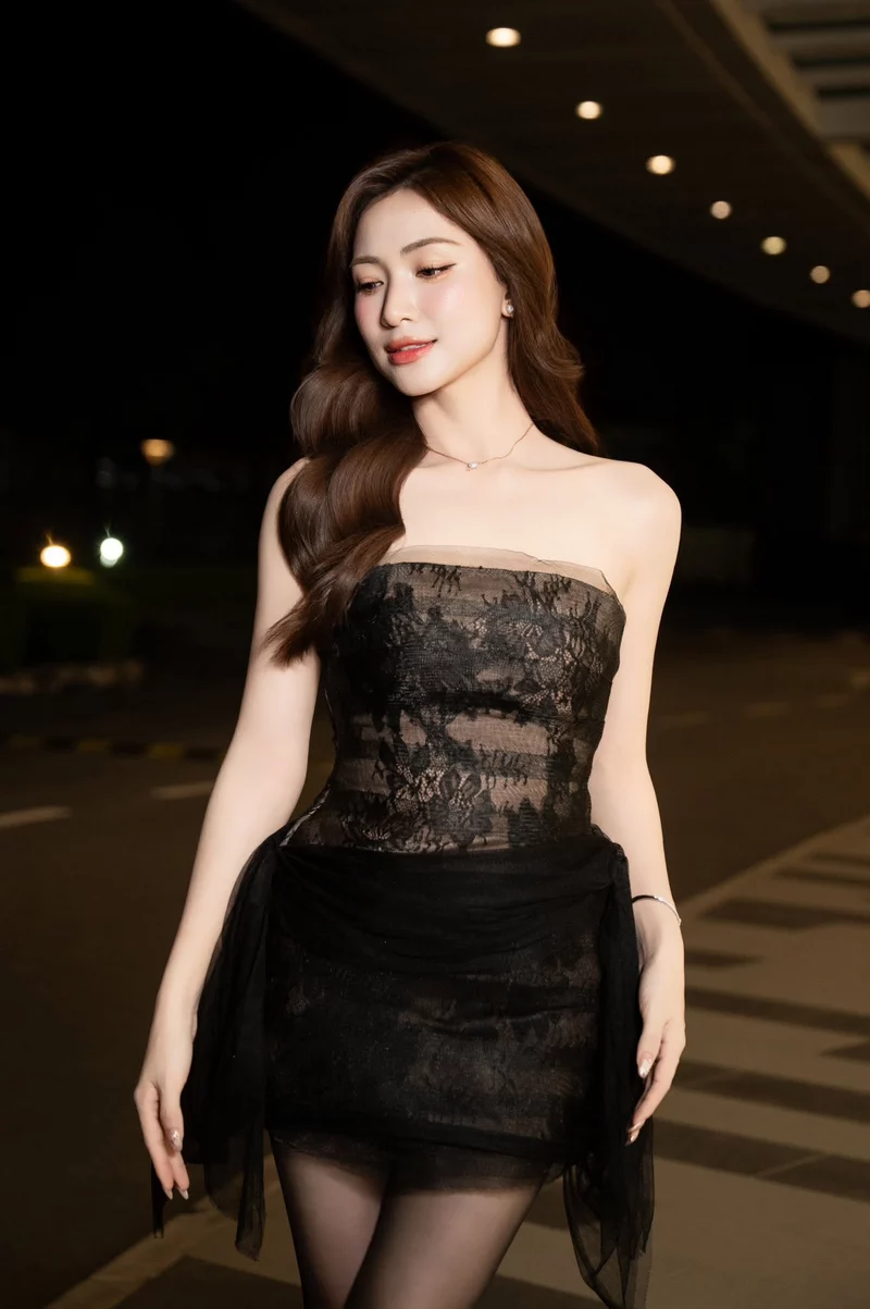 Ảnh Hòa Minzy nổi bật trong phong cách thời trang trẻ trung