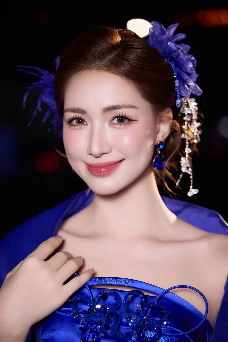 Bộ Sưu Tập Ảnh Hòa Minzy Đẹp Với Nụ Cười Rạng Rỡ Cuốn Hút