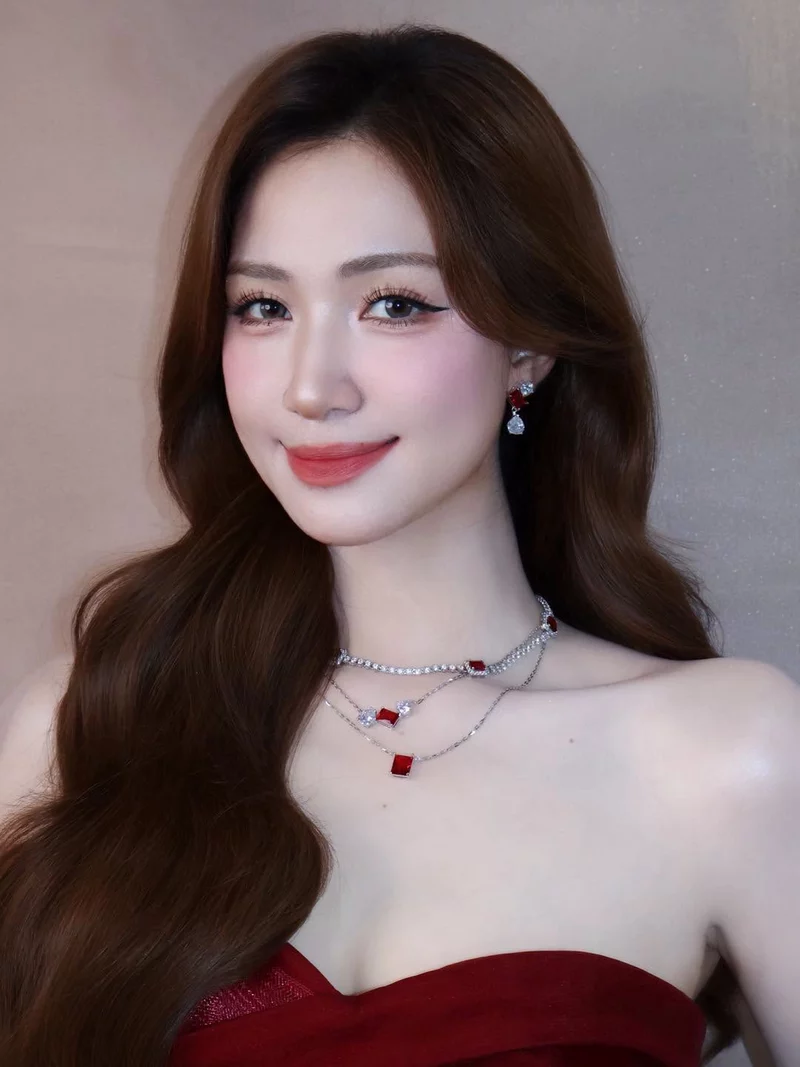 Ảnh Hòa Minzy nổi bật với vẻ ngoài trẻ trung và năng động