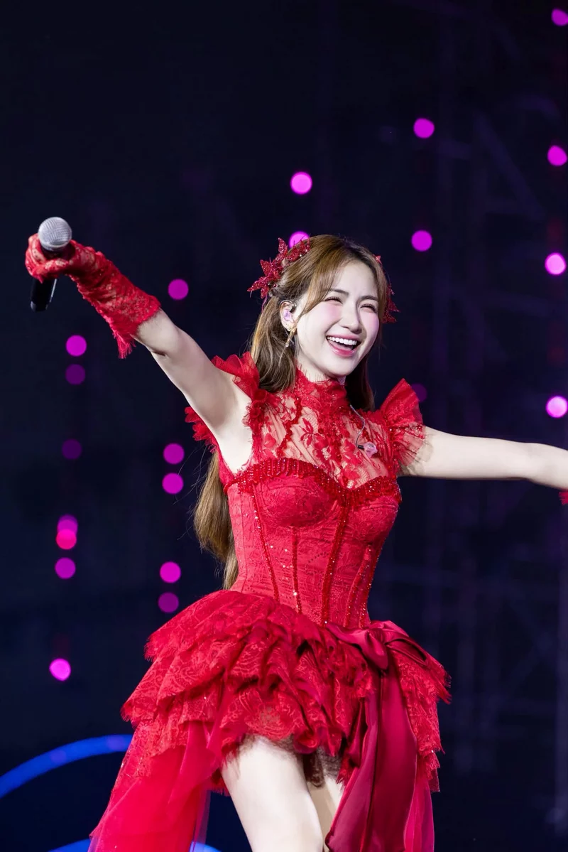 Ảnh Hòa Minzy rạng rỡ trong những khoảnh khắc đời thường