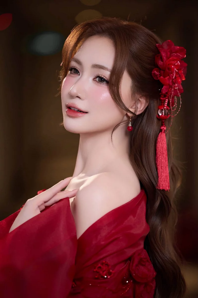 Ảnh Hòa Minzy trẻ trung và rạng rỡ trong từng khoảnh khắc