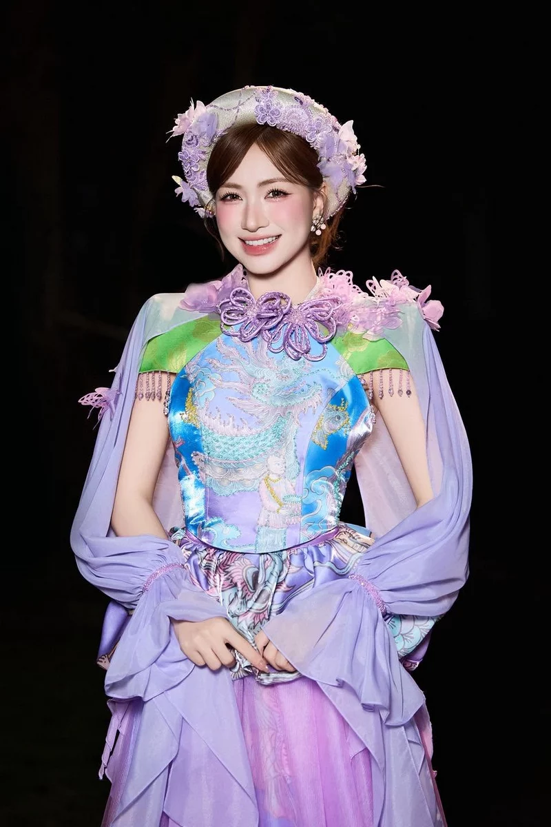 Ảnh Hòa Minzy trẻ trung với phong cách thời trang hiện đại
