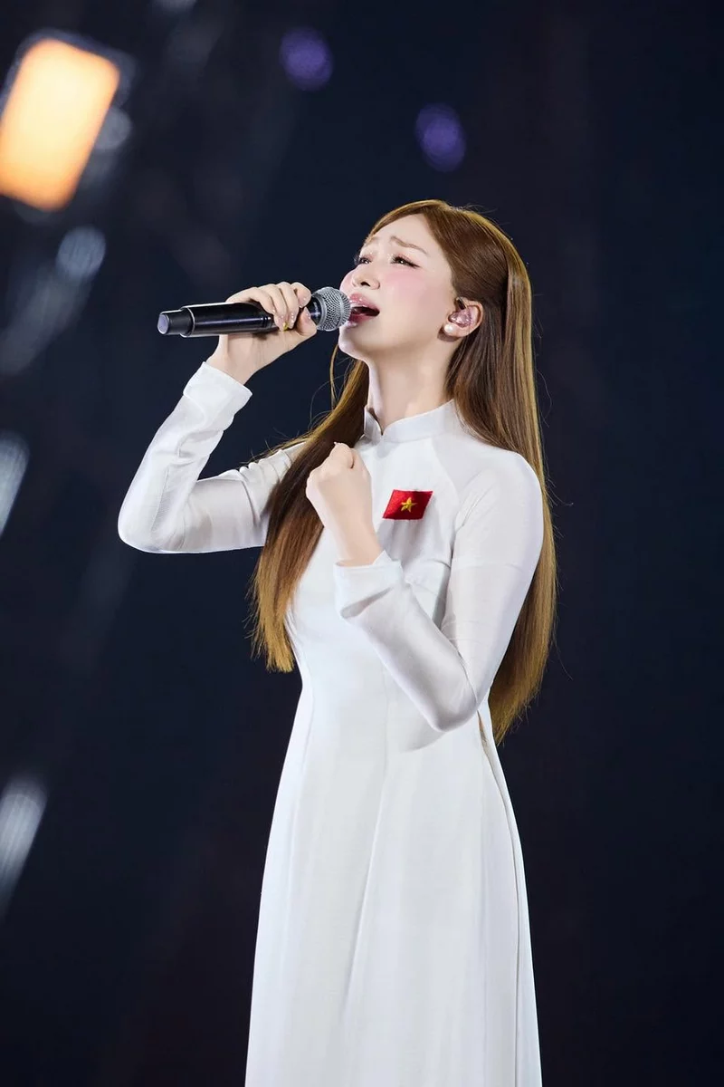 Ảnh Hòa Minzy với ánh mắt ngọt ngào và biểu cảm tự nhiên