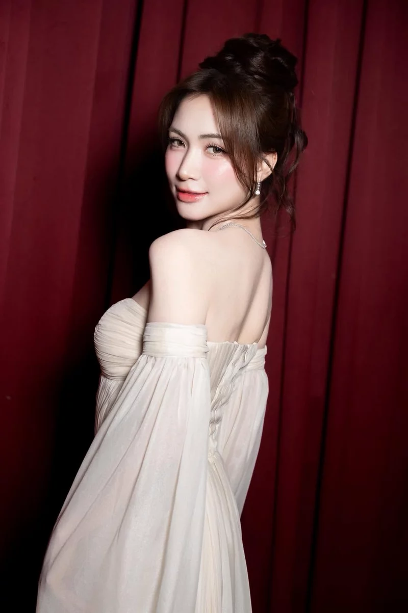Ảnh Hòa Minzy xinh đẹp với nụ cười rạng rỡ và thần thái cuốn hút