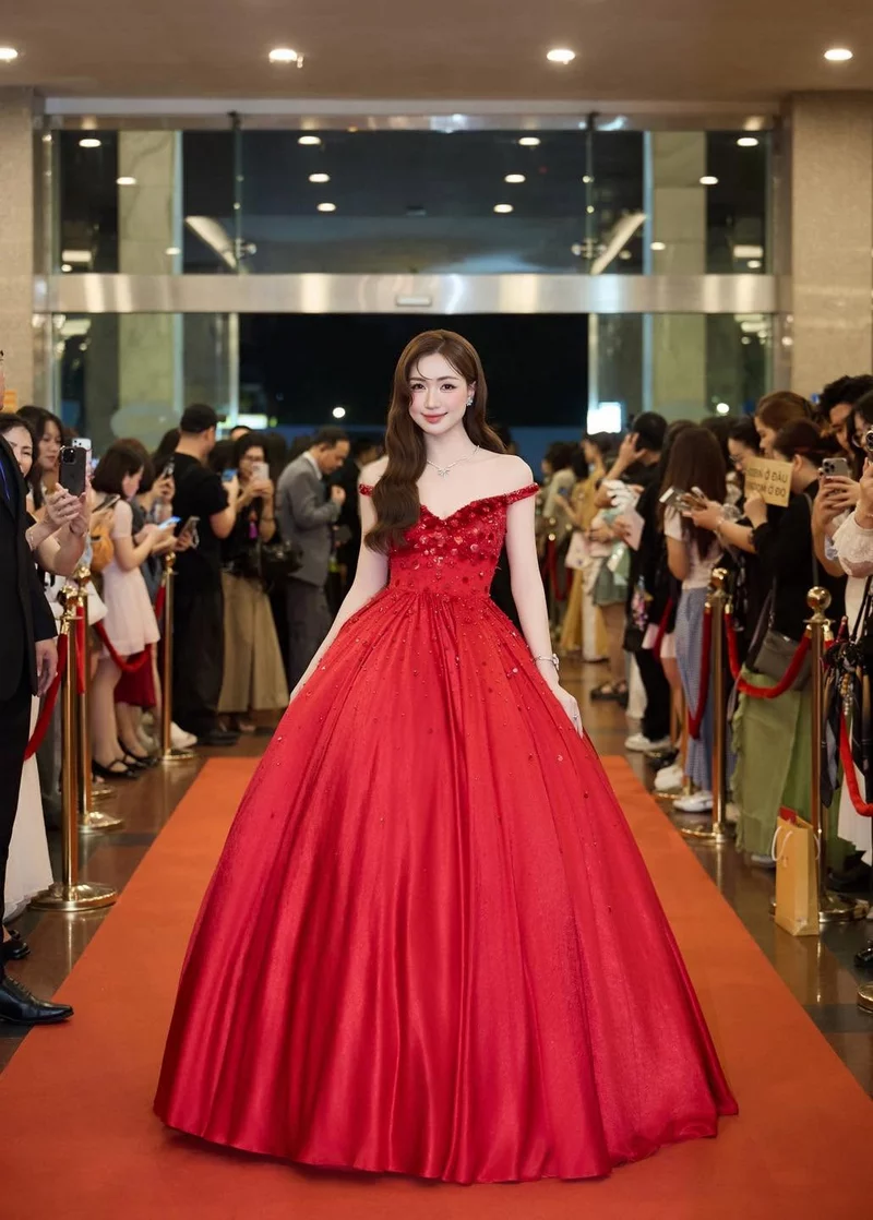 Ảnh Hòa Minzy xinh xắn với phong cách nữ tính và hiện đại