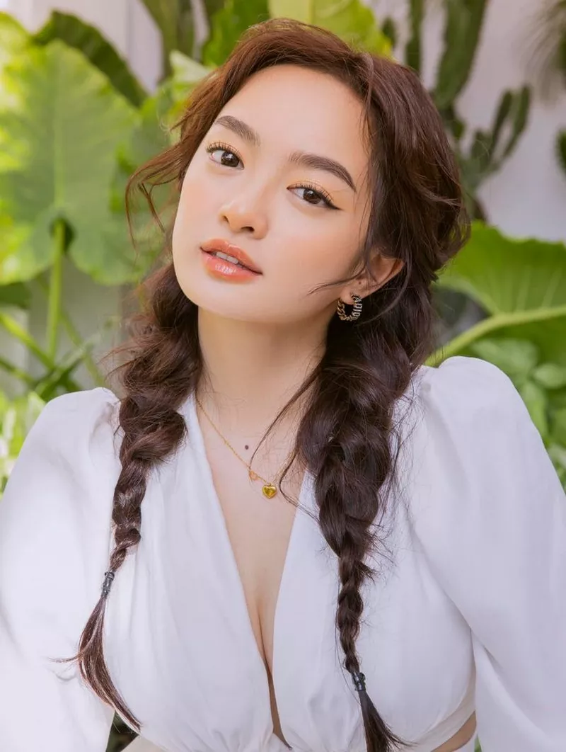 Ảnh Kaity Nguyễn duyên dáng trong phong cách thời trang nữ tính
