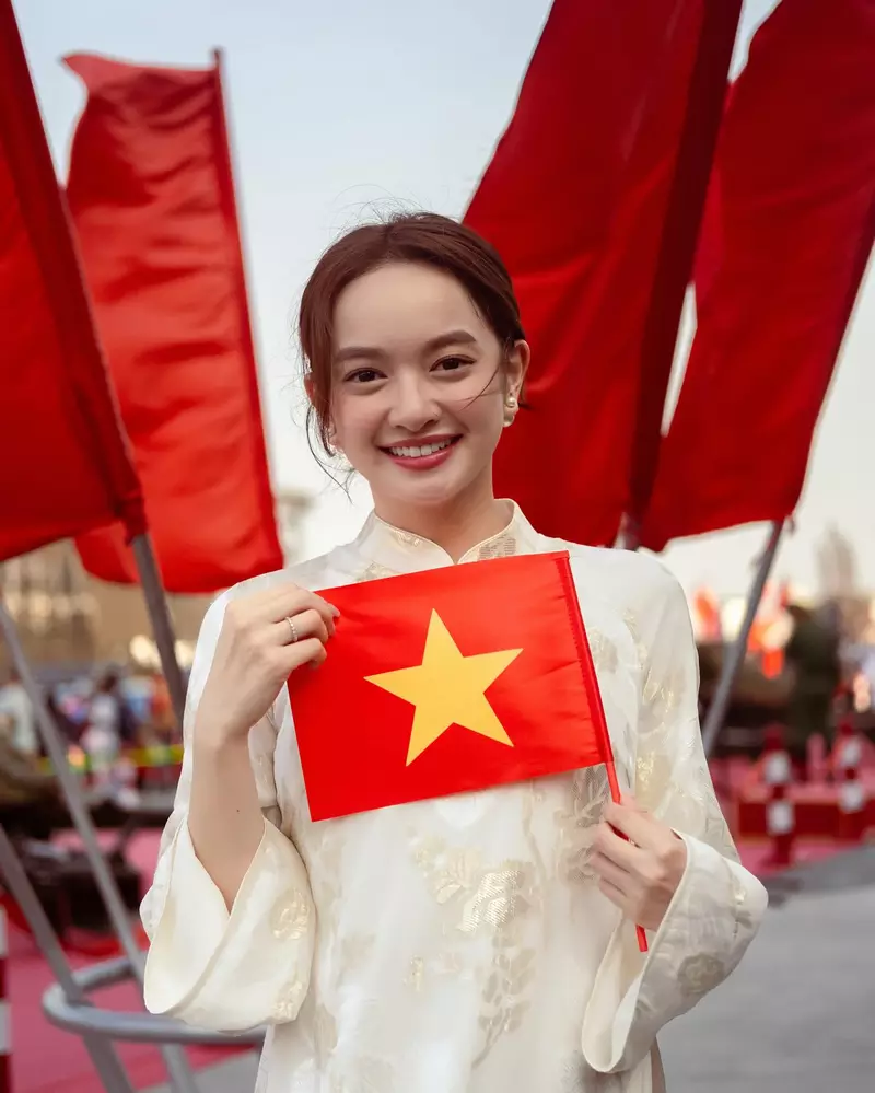 Ảnh Kaity Nguyễn nổi bật với vẻ ngoài trẻ trung và phong thái tự tin