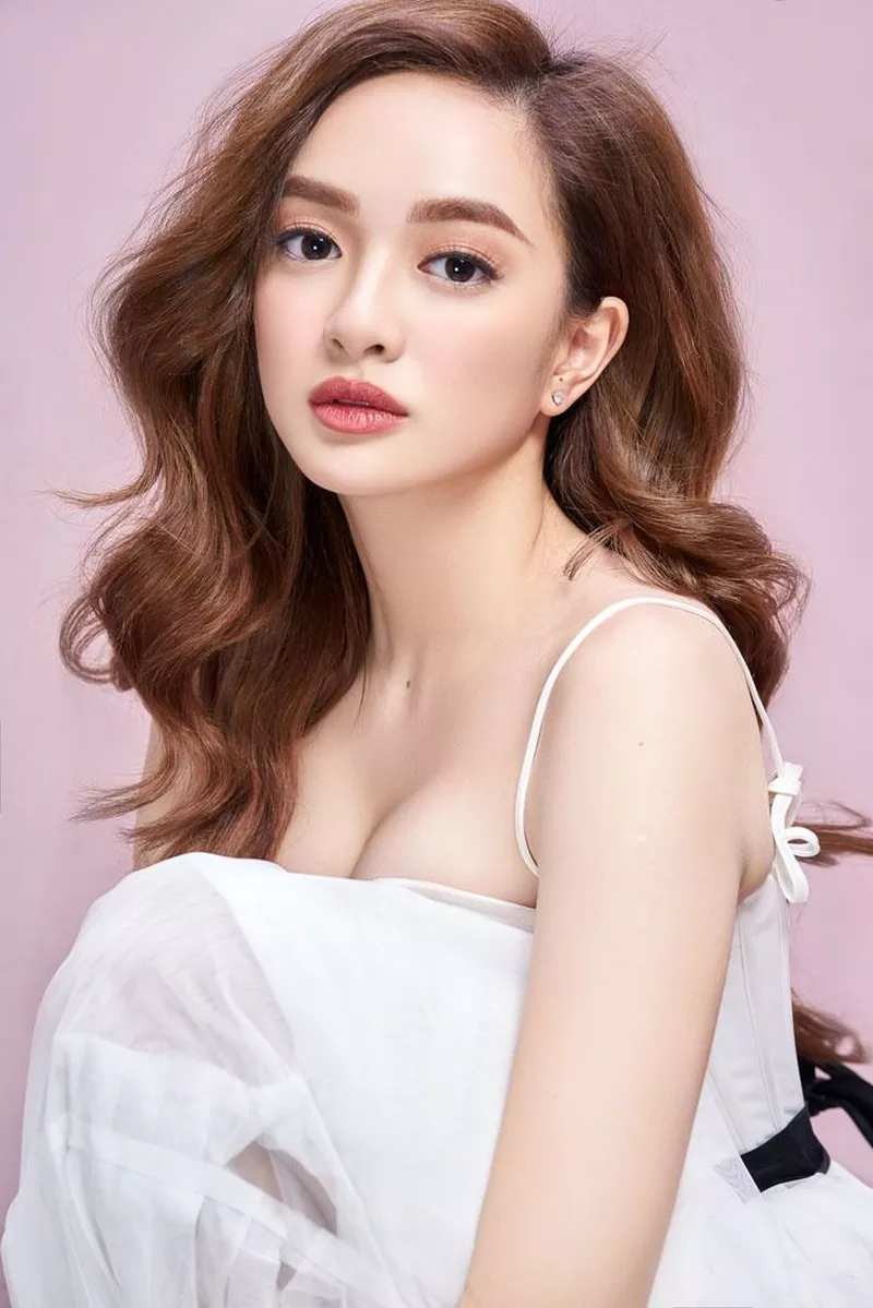 Ảnh Kaity Nguyễn xinh đẹp với nụ cười rạng rỡ và thần thái cuốn hút