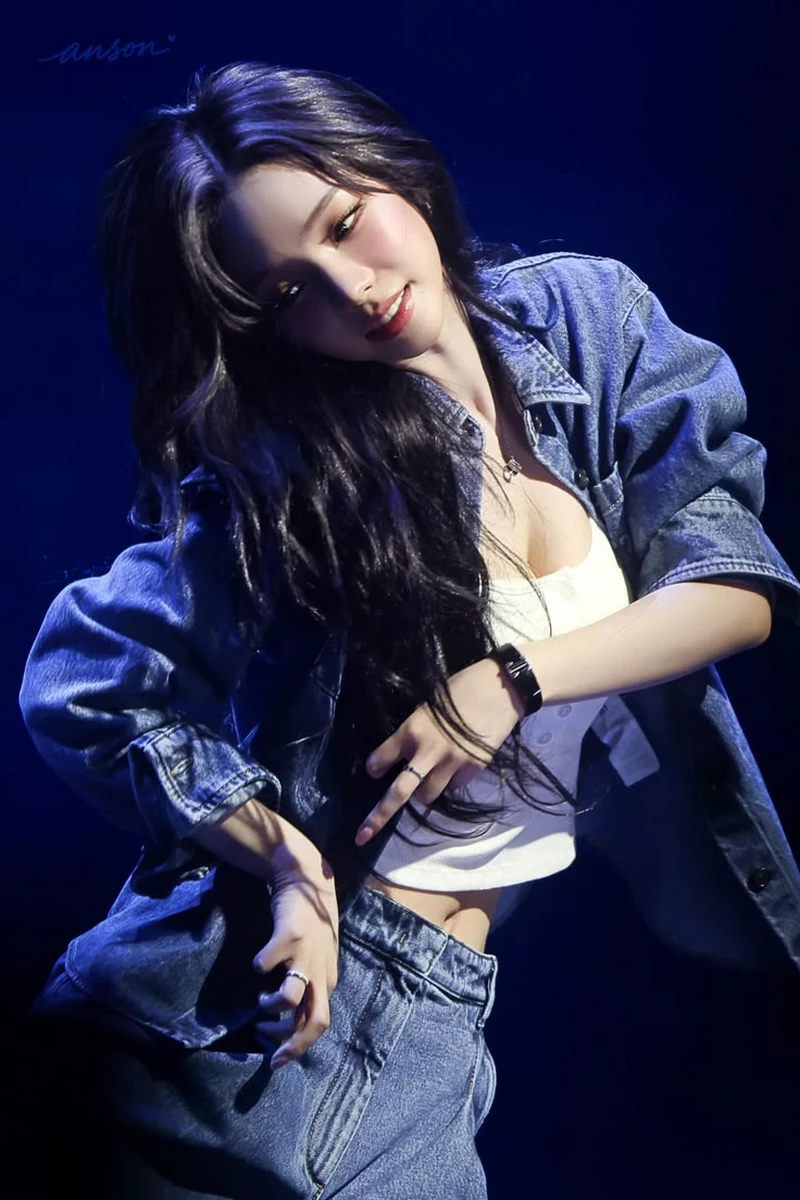 Ảnh Karina (aespa) Trong Khung Cảnh Ánh Sáng Lung Linh