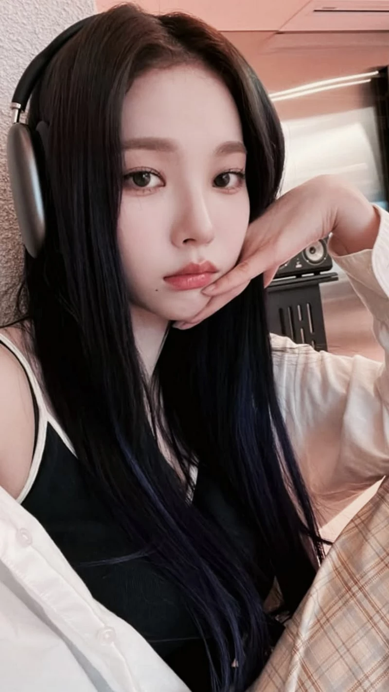 Ảnh Karina (aespa) Trong Phong Cách Tối Giản Nhưng Sang Trọng