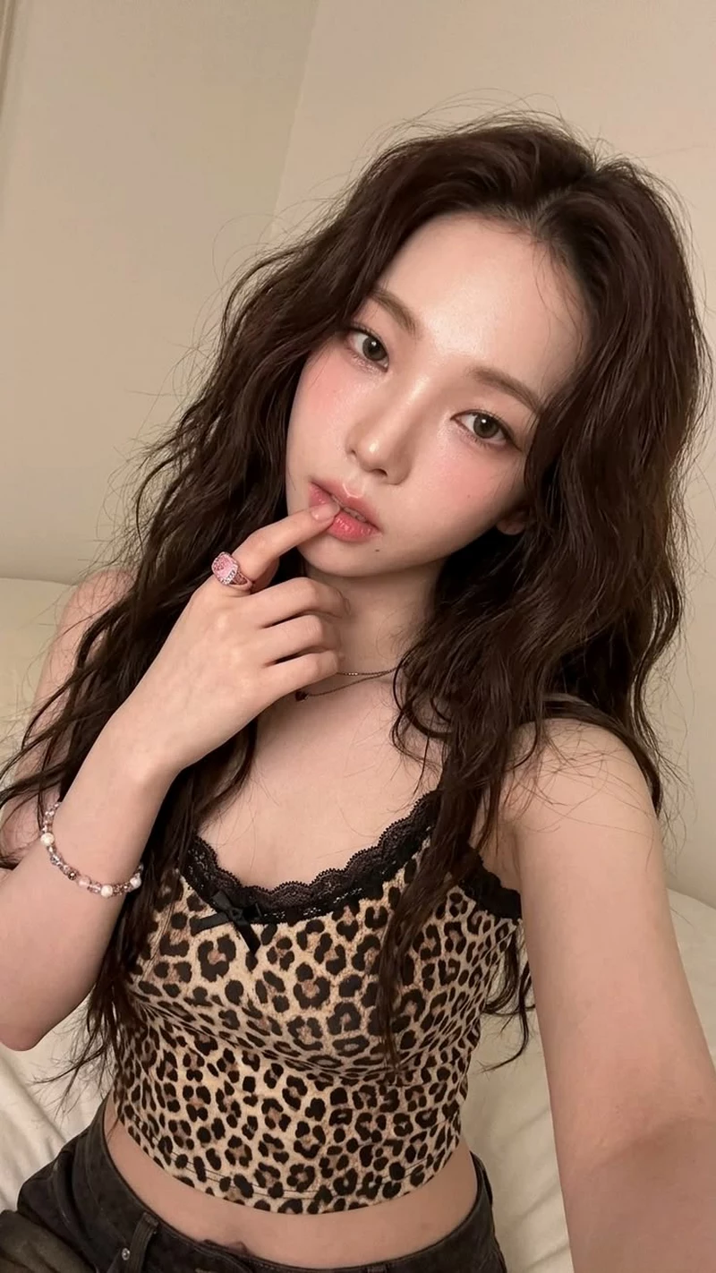 Ảnh Karina (aespa) Với Tạo Hình Nữ Tính Và Đầy Quyến Rũ