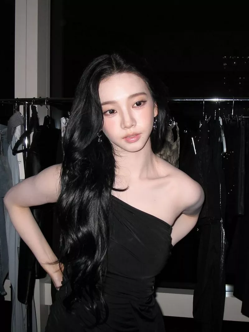 Ảnh Karina (aespa) Với Tạo Hình Sân Khấu Đầy Cuốn Hút
