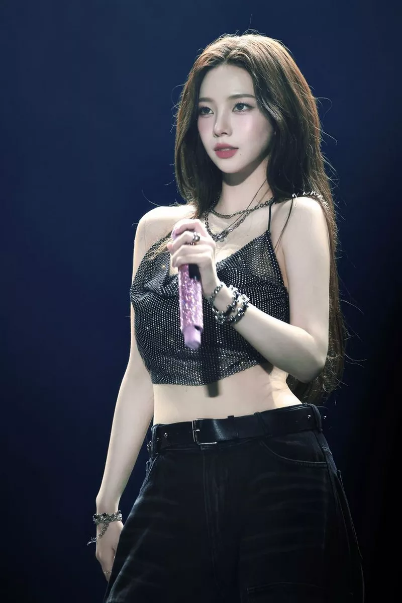Ảnh Karina (aespa) Với Trang Phục Đen Cá Tính Và Sang Trọng