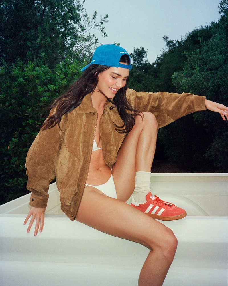 Ảnh Kendall Jenner Tạo Dáng Đầy Tự Tin Trước Máy Ảnh
