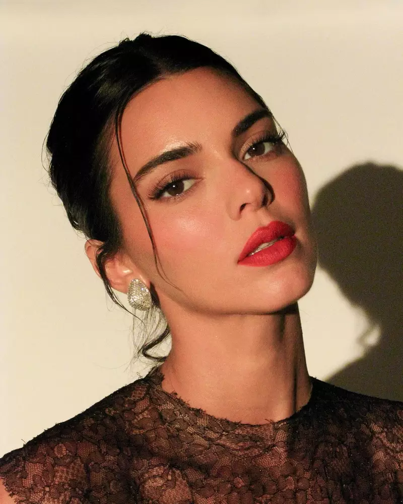 Ảnh Kendall Jenner Tạo Dáng Sang Trọng Trước Ống Kính