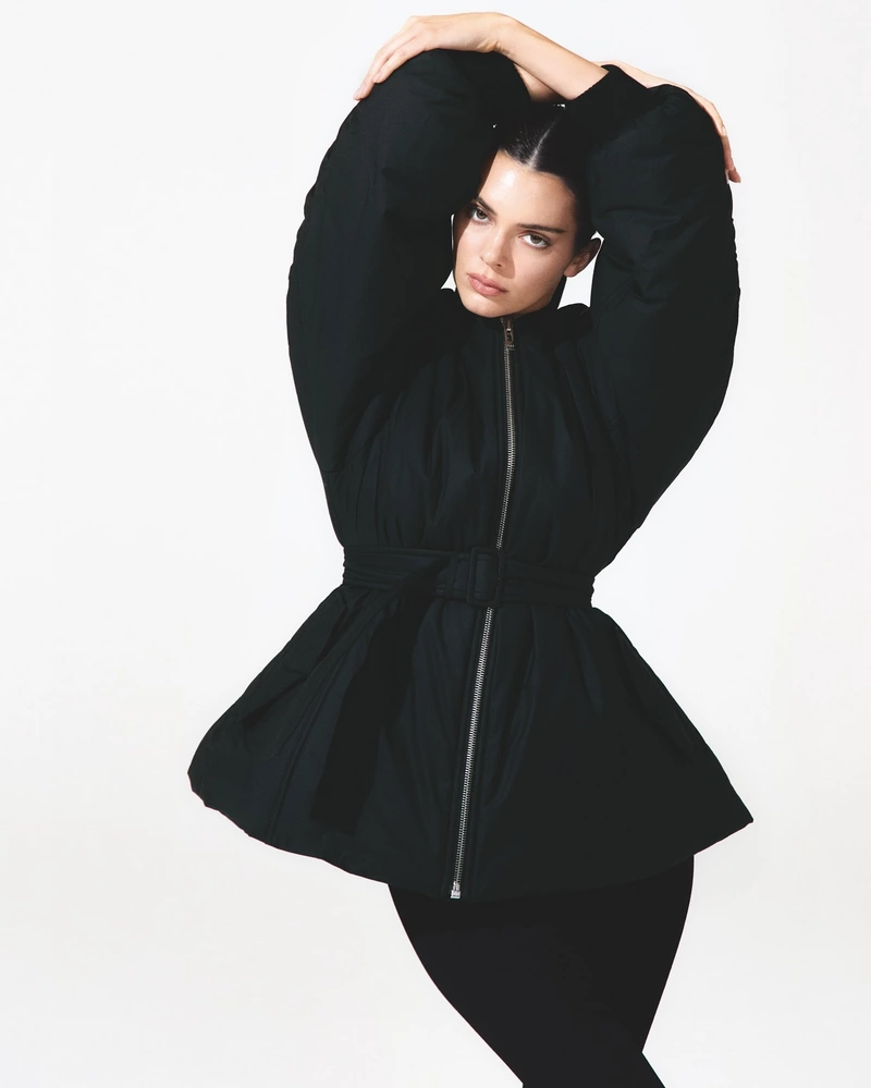 Ảnh Kendall Jenner Tạo Dáng Trong Không Gian Sang Trọng