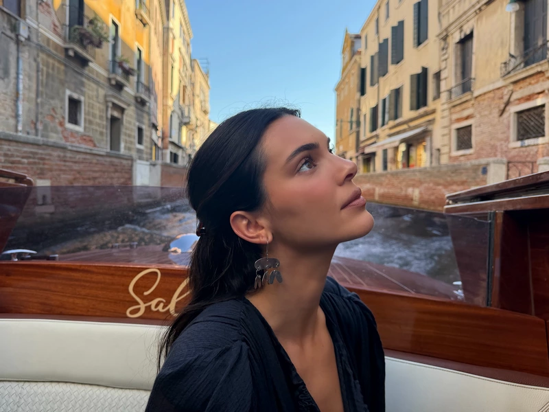 Ảnh Kendall Jenner Tạo Dáng Trong Một Khung Cảnh Đẹp Mắt
