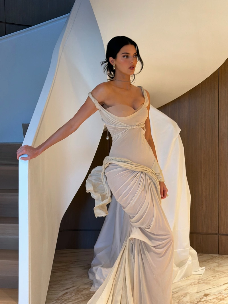 Ảnh Kendall Jenner Với Diện Mạo Thanh Lịch Trước Ống Kính