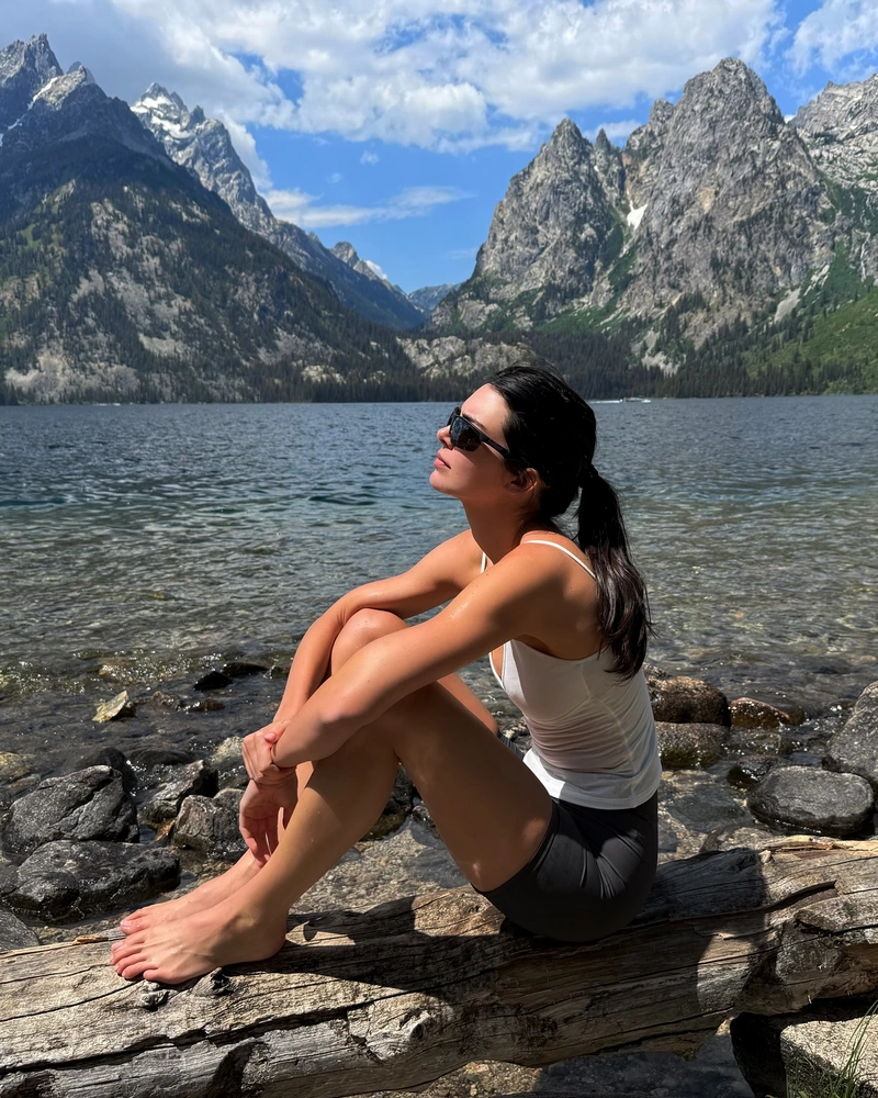 Ảnh Kendall Jenner Với Diện Mạo Tươi Tắn Và Hiện Đại