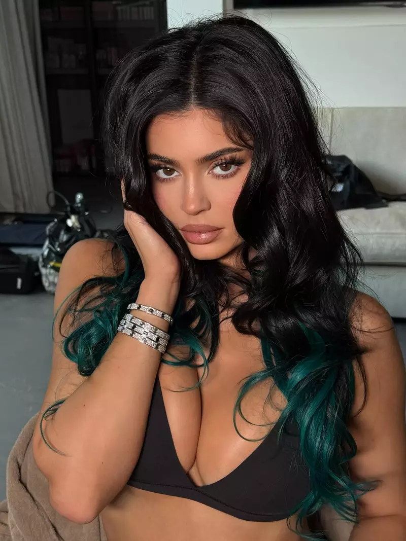 Ảnh Kylie Jenner Tạo Dáng Trong Không Gian Hiện Đại Ảnh Kylie Jenner Tạo Dáng Trong Không Gian Hiện Đại