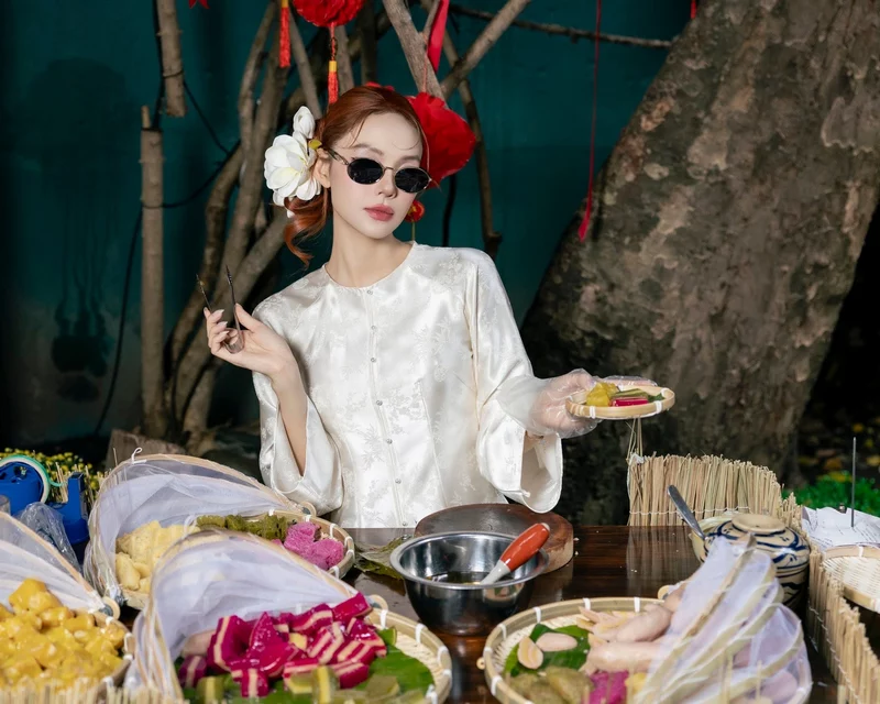 Ảnh Minh Hằng cuốn hút với ánh mắt và biểu cảm tự nhiên