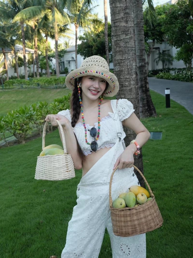 Ảnh Minh Hằng cuốn hút với vẻ đẹp nữ tính và phong thái tự tin