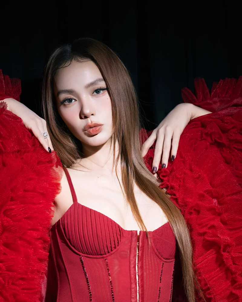 Ảnh Minh Hằng nổi bật cùng phong cách thời trang trẻ trung