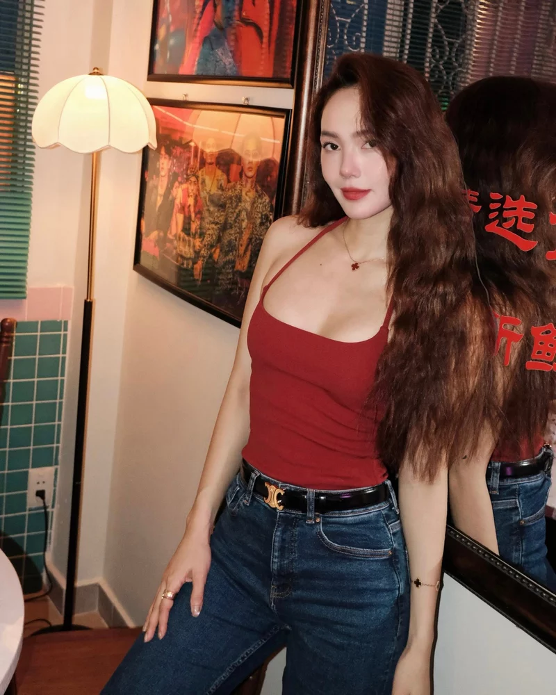 Ảnh Minh Hằng rạng ngời trong khoảnh khắc mỉm cười trước ống kính