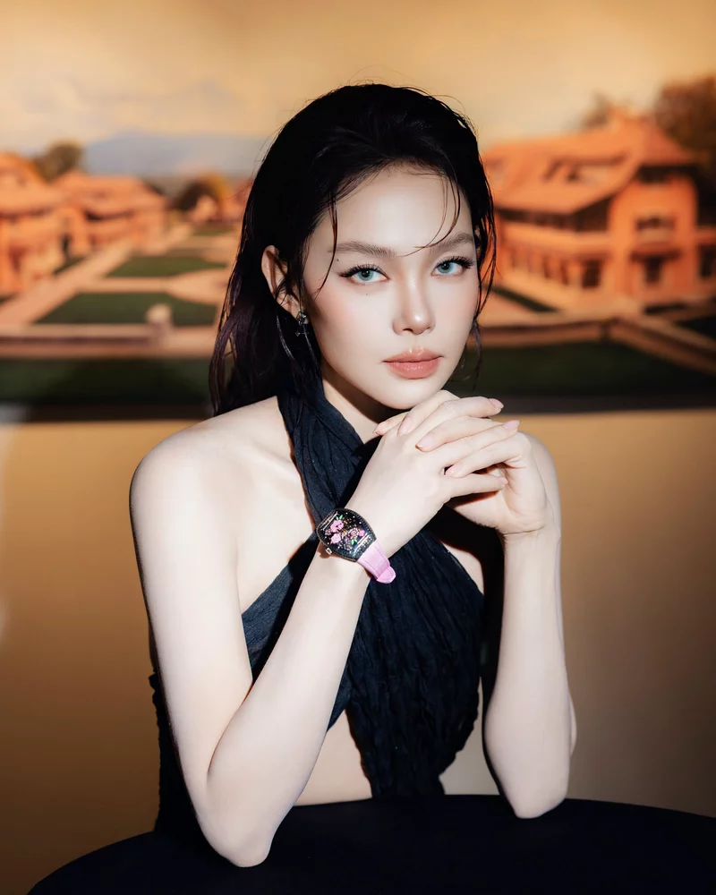 Ảnh Minh Hằng rạng rỡ với ánh mắt đầy cảm xúc trước ống kính