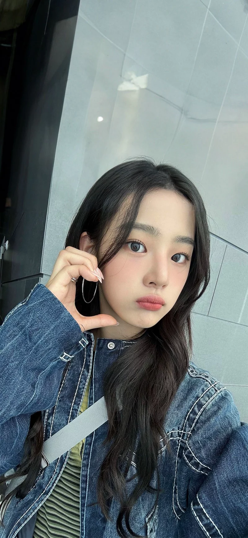 Ảnh Minji (NewJeans) Với Biểu Cảm Dễ Thương Và Gần Gũi Ảnh Minji (NewJeans) Với Biểu Cảm Dễ Thương Và Gần Gũi