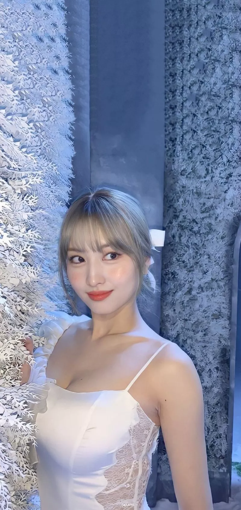 Ảnh Momo (TWICE) Trong Khung Cảnh Ánh Sáng Lung Linh