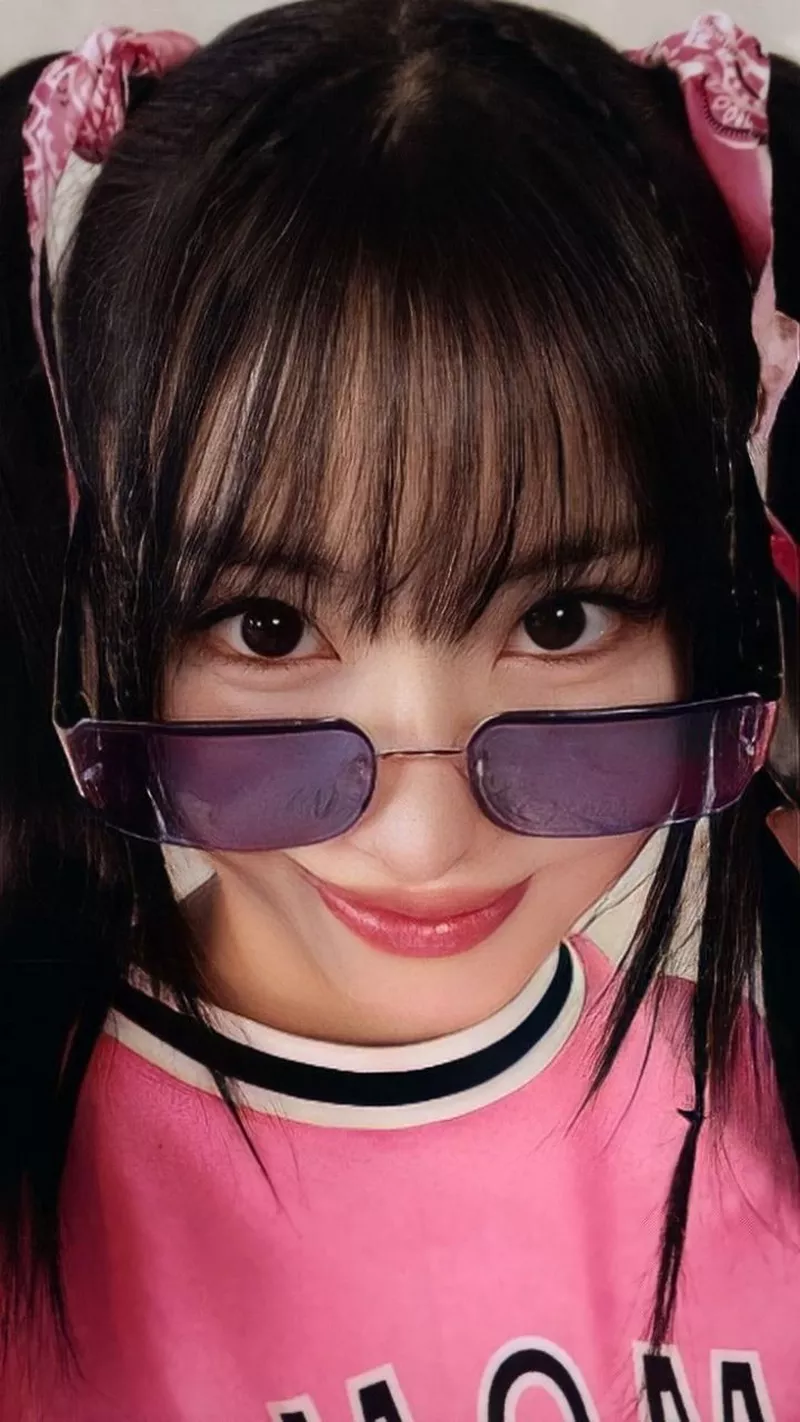 Ảnh Momo (TWICE) Với Nụ Cười Rạng Rỡ Và Phong Thái Tự Tin