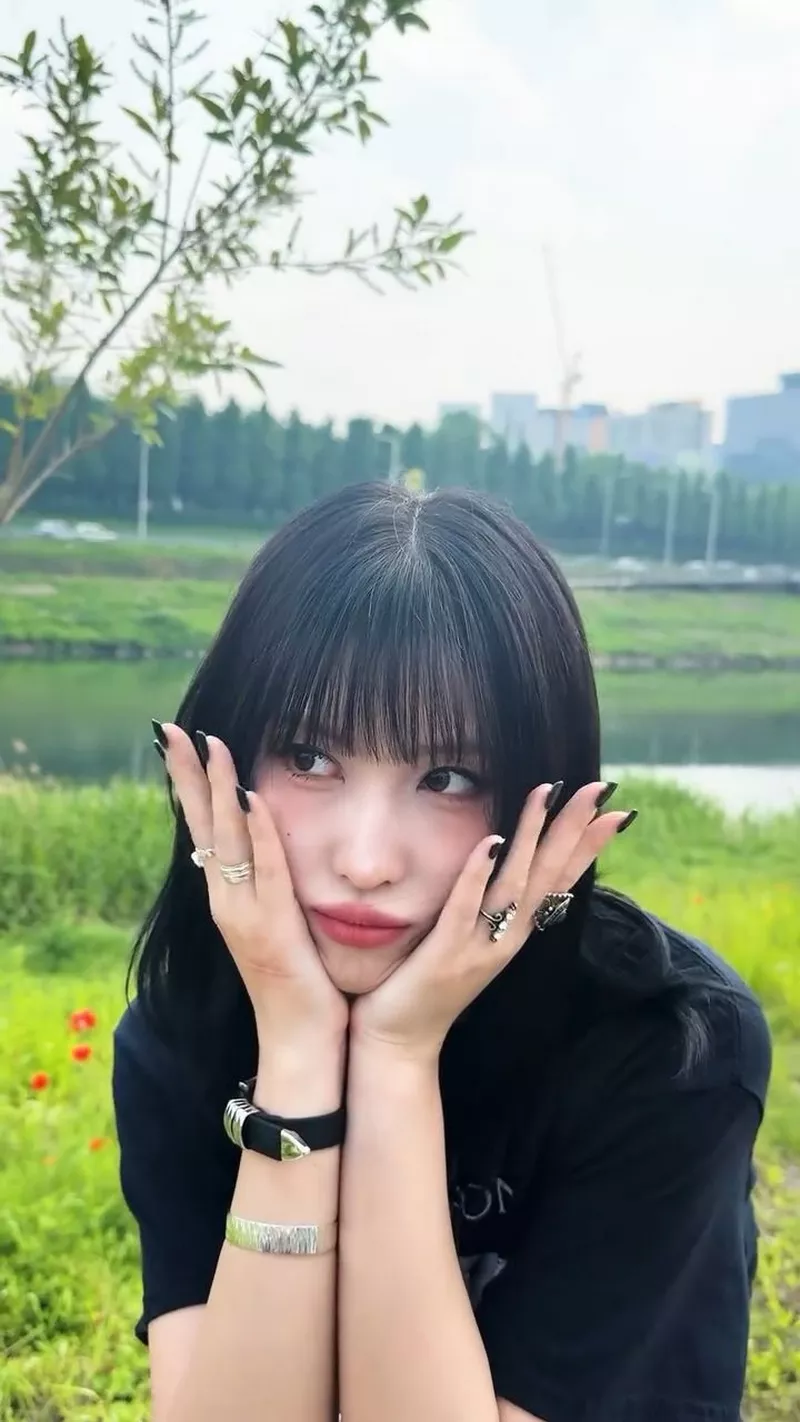 Ảnh Momo (TWICE) Với Nụ Cười Tươi Tắn Và Đầy Duyên Dáng