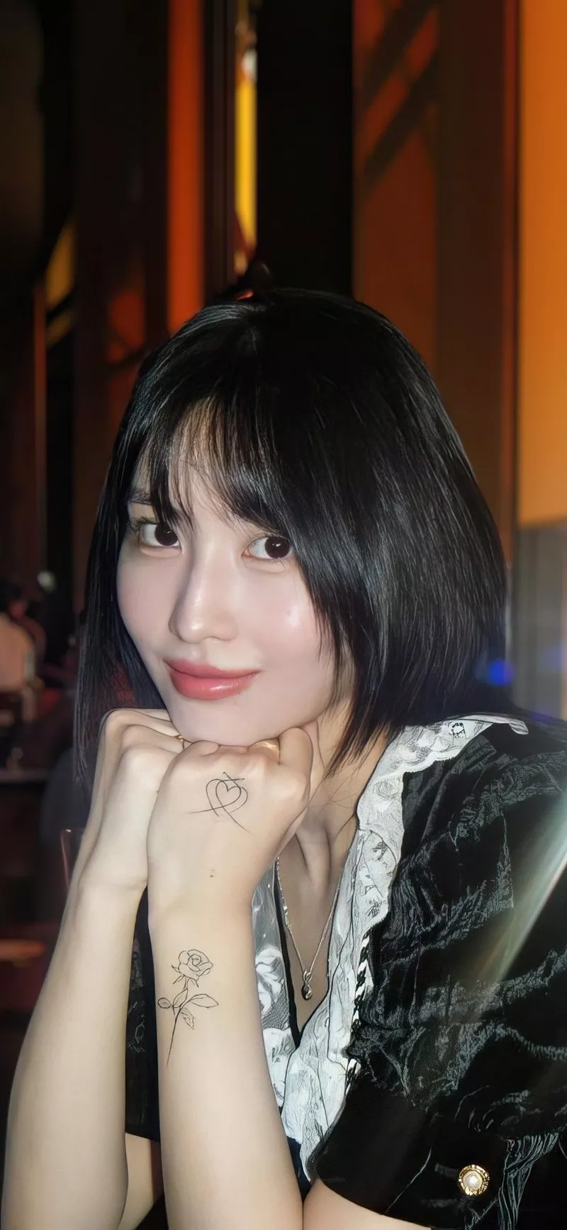 Ảnh Momo (TWICE) Với Tạo Hình Cá Tính Cùng Ánh Nhìn Cuốn Hút