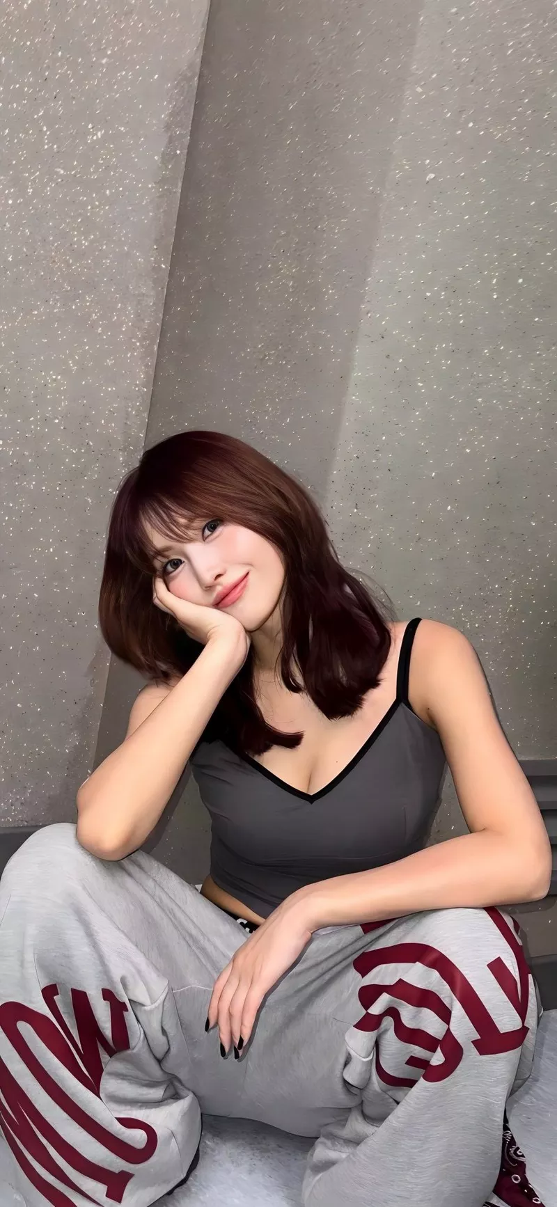 Ảnh Momo (TWICE) Với Vẻ Đẹp Trong Trẻo Và Phong Thái Duyên Dáng