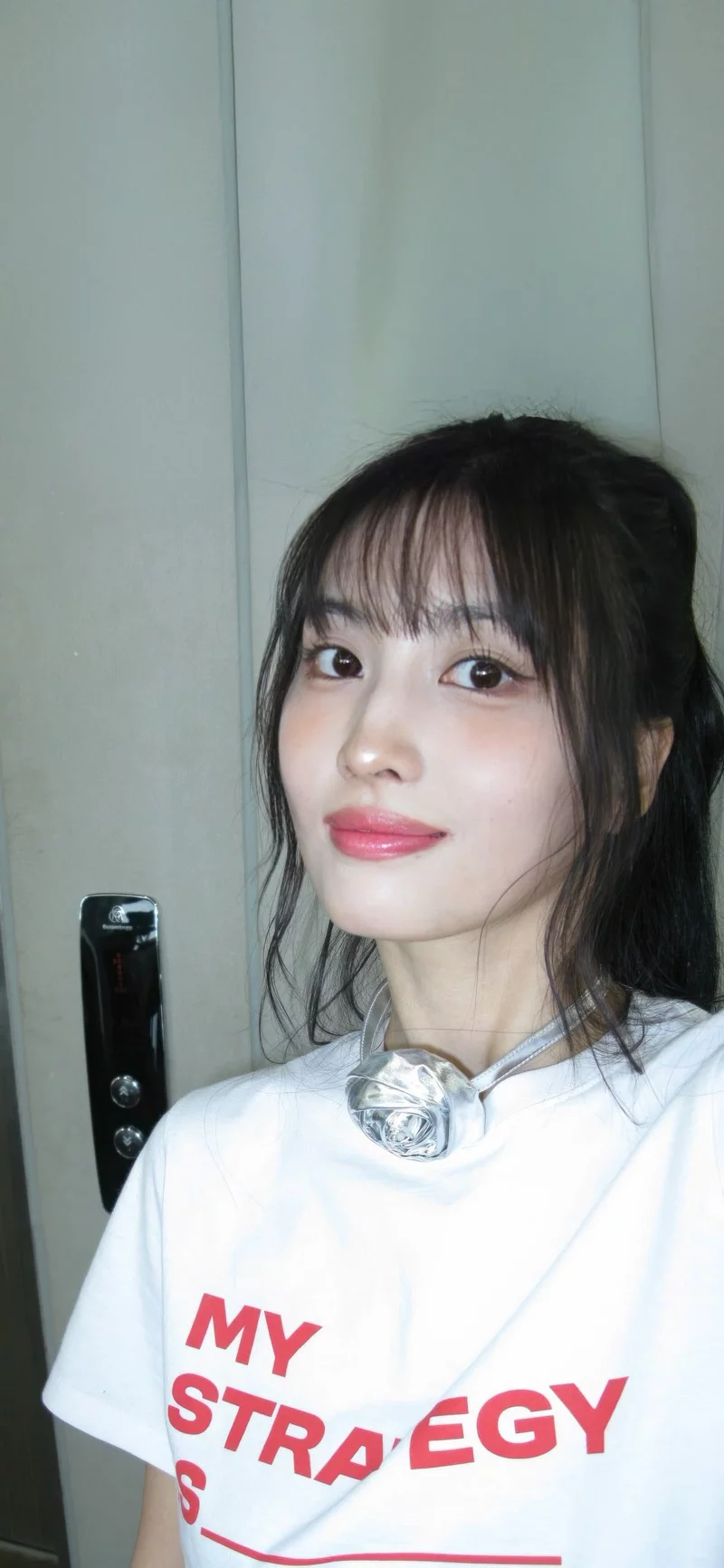 Ảnh Momo (TWICE) Với Vẻ Đẹp Tự Nhiên Và Nét Mặt Thanh Tú