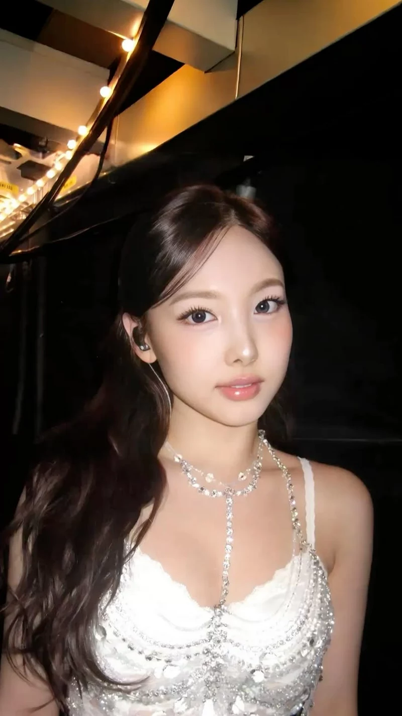Ảnh Nayeon (TWICE) Trong Bộ Trang Phục Trắng Tinh Tế