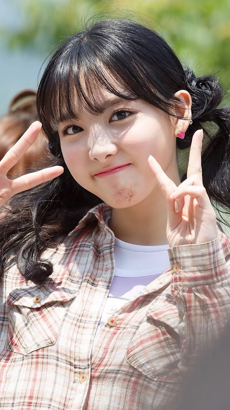 Ảnh Nayeon (TWICE) Trong Khoảnh Khắc Mỉm Cười Đầy Cuốn Hút