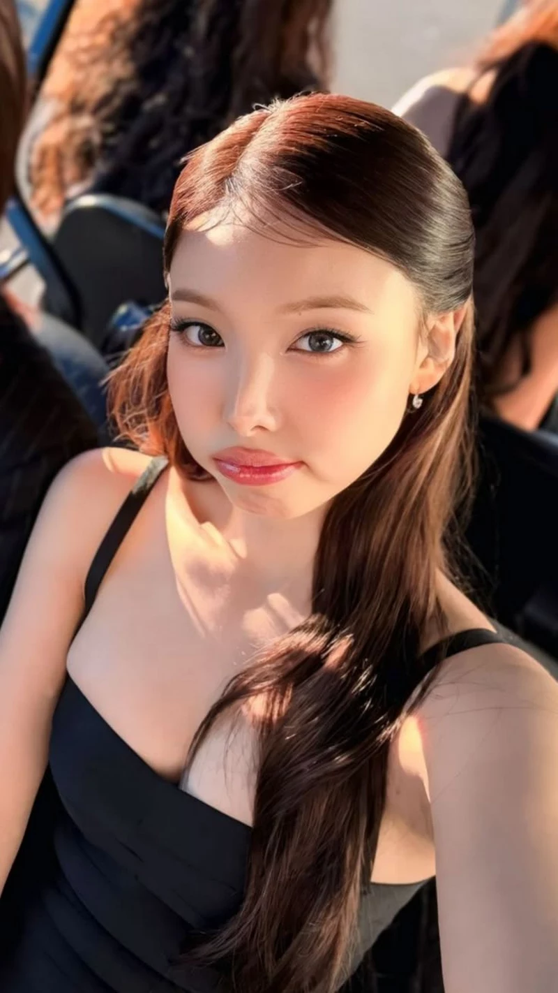 Ảnh Nayeon (TWICE) Trong Khoảnh Khắc Tỏa Sáng Cùng Ánh Đèn