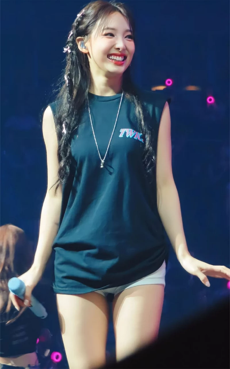 Ảnh Nayeon (TWICE) Trong Khoảnh Khắc Tỏa Sáng Trên Sân Khấu